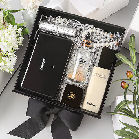 put-lotion&powder-in-the-24x24x9.5cm-white-gift-box-with-lid&ribbon